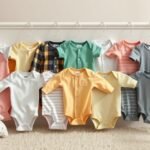 Body-uri pentru nou-născuți în diverse culori și modele.